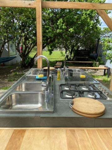 Camping Yellow Plum Hotel ปวยร์โตนาตาเลส ภายนอก รูปภาพ